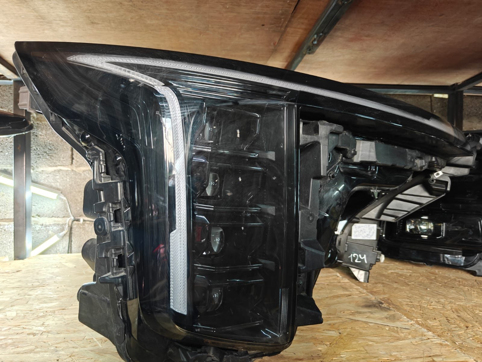Kia Carnival 2024-2025 მარჯვენა წინა ფარი — კოდი 125 მთავარი ფოტო