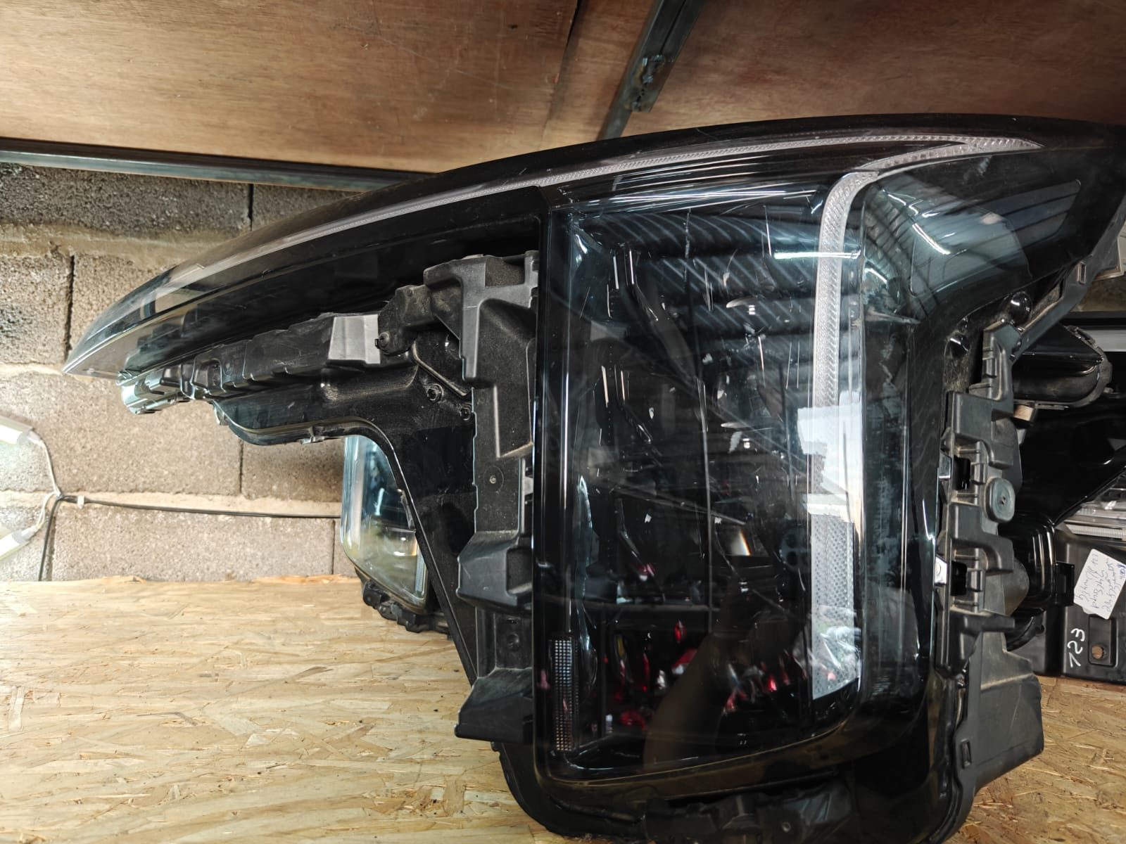 Kia Carnival 2024-2025 მარჯვენა წინა ფარი — კოდი 126 მთავარი ფოტო